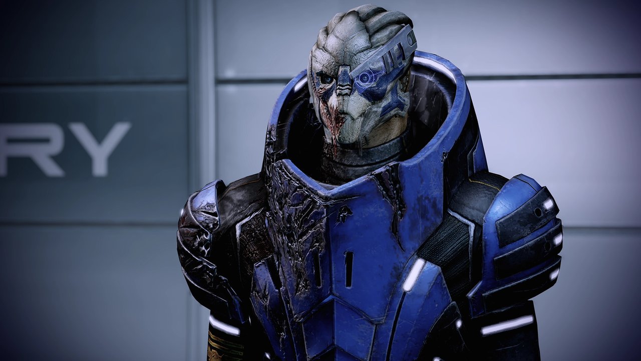 Turian squadmate Garrus Vakarian in blue armour in Mass Effect
