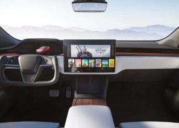 Tesla S Witcher ve Cyberpunk 2077