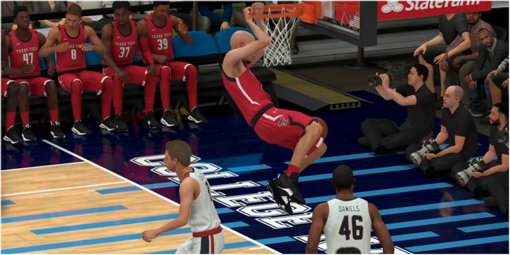 NBA-2K22-Making-A-Dunk-Against-Gonzaga