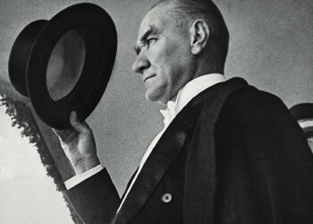 "Beni görmek demek mutlaka yüzümü görmek demek değildir. Benim fikirlerimi, benim duygularımı anlıyorsanız ve hissediyorsanız, bu kafidir." Büyük Önder Mustafa Kemal Atatürk’ü minnetle anıyoruz.